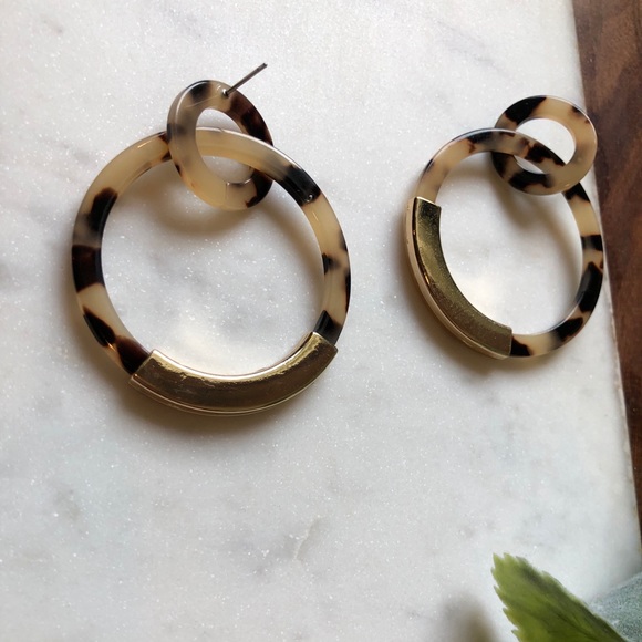 NWOT!! The Cora Double Hoop Earring - Picture 5 of 5